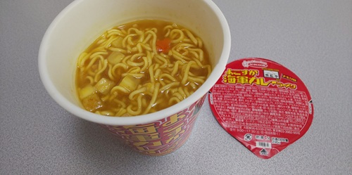 『魚藍亭監修 よこすか海軍カレーラーメン チキン味』