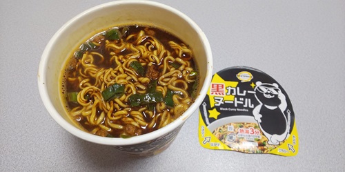『トップバリュベストプライス 黒カレーヌードル』